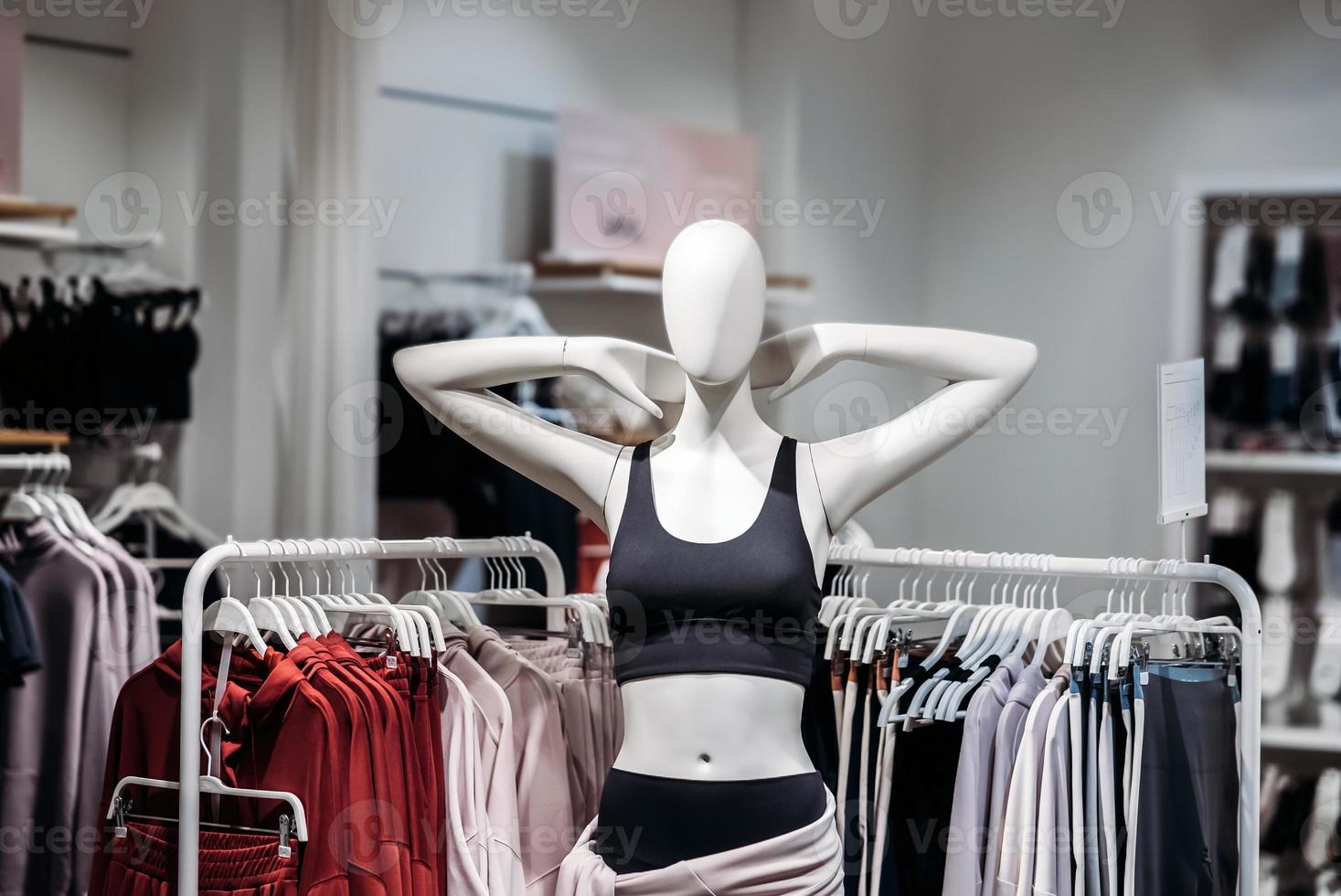 dois manequins em pé em uma loja de roupas casuais femininas foto