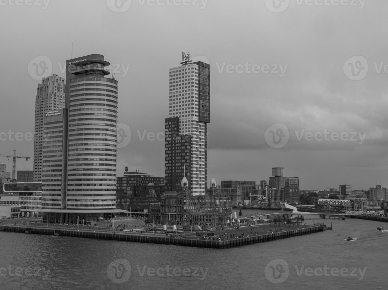 a cidade de rotterdam na holanda foto