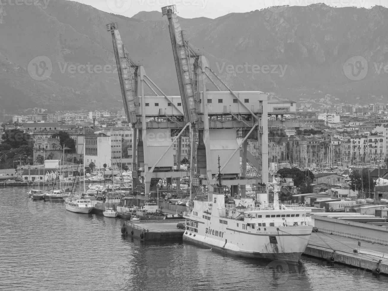 a cidade italiana de palermo foto