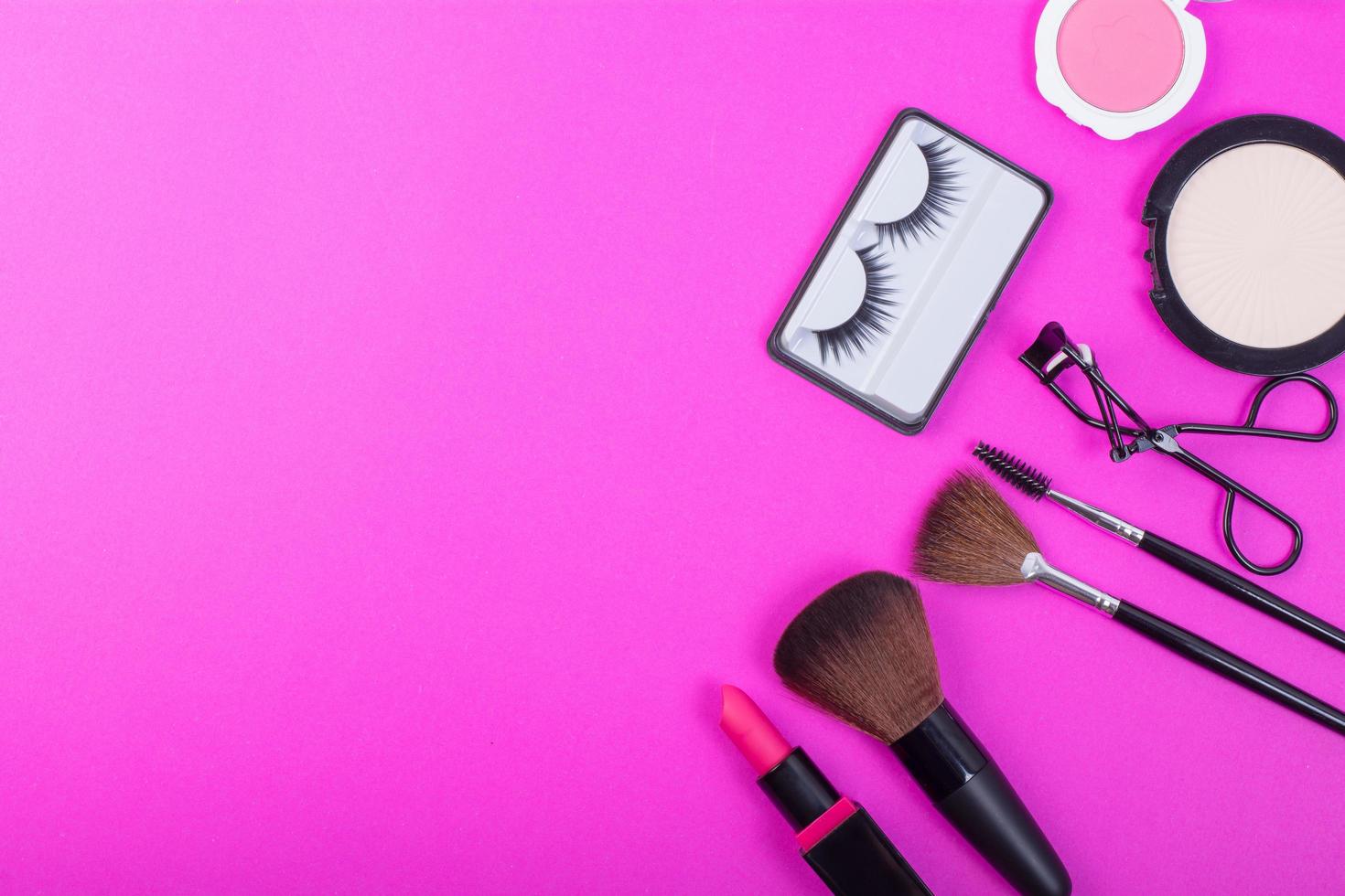 vista superior de uma coleção de produtos cosméticos de beleza dispostos em um espaço em branco foto