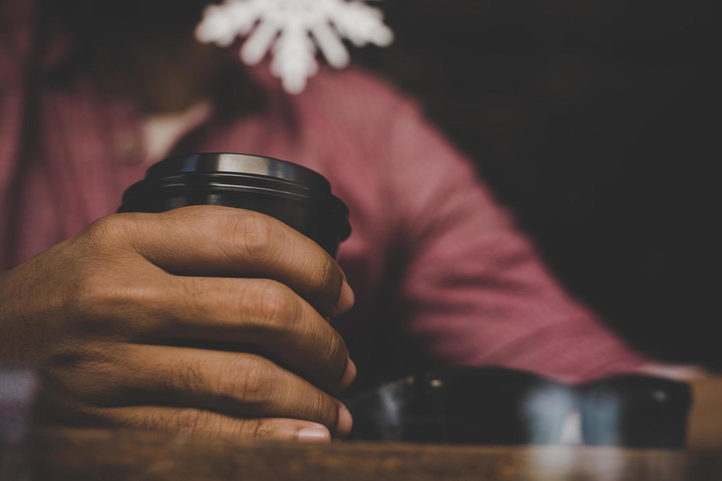 homem moderno segurando uma xícara de café foto