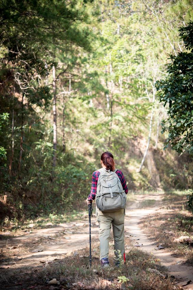 mulher viajante com mochila na bela paisagem de verão foto