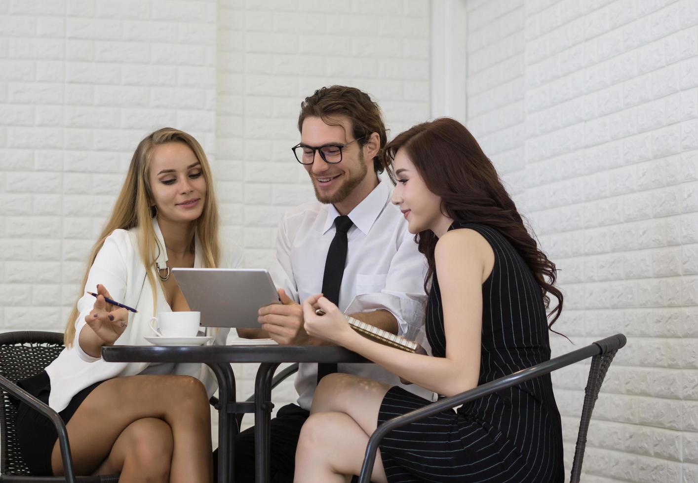 grupo de jovens colegas de trabalho no escritório foto