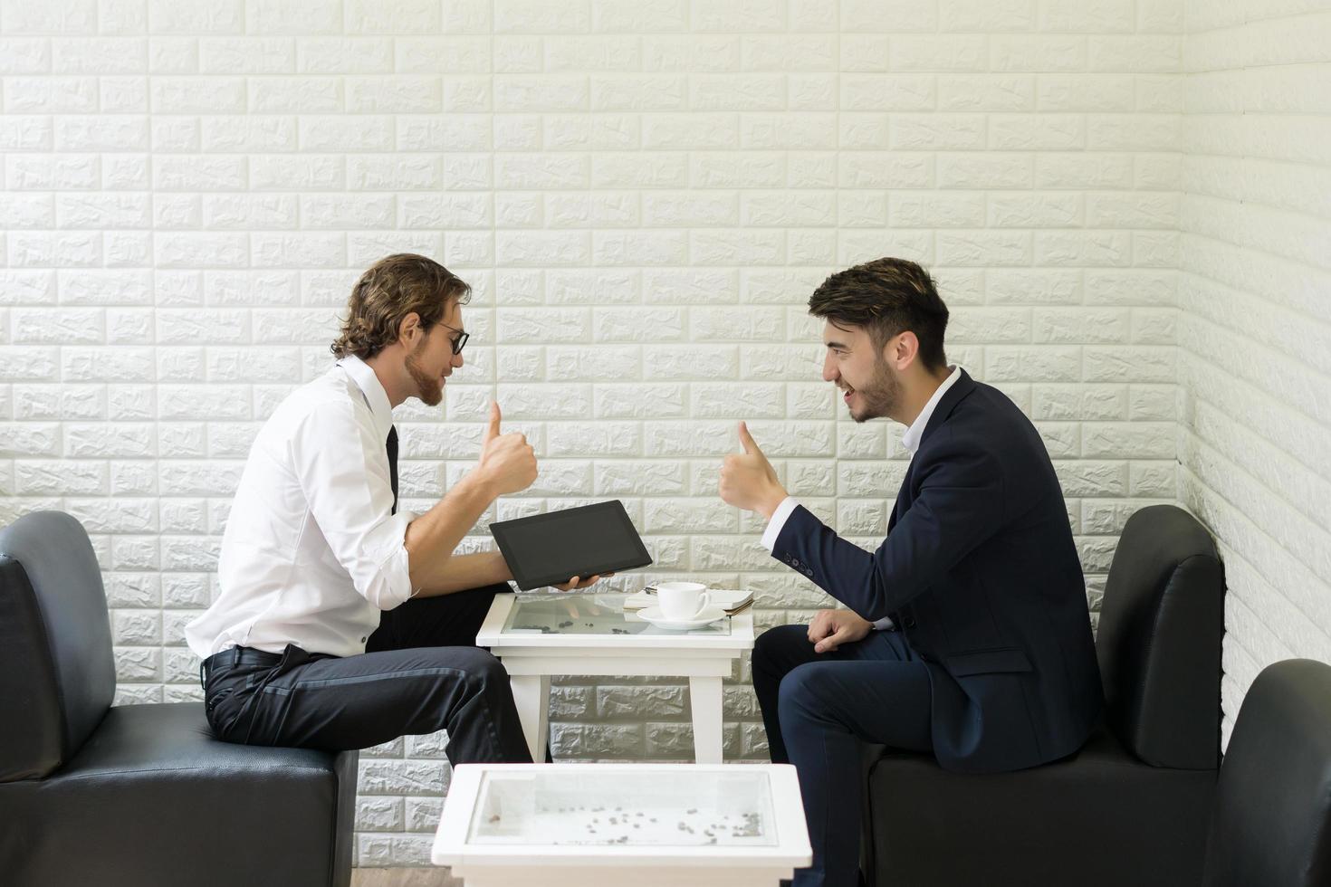 jovem empresário conversando com um colega em um moderno salão de negócios foto