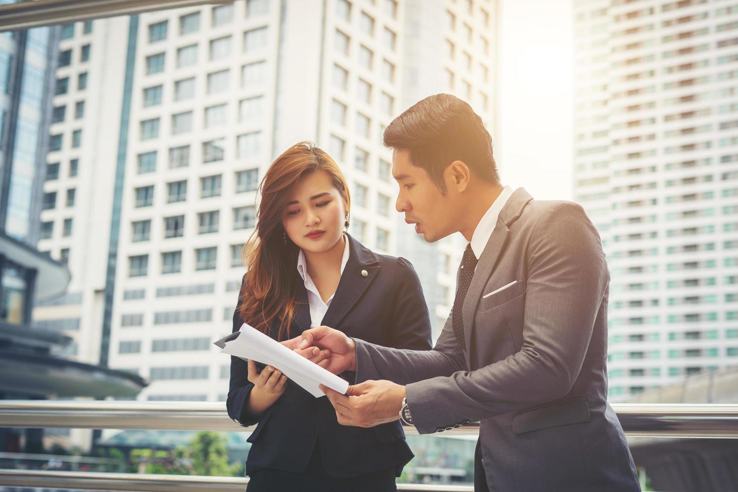 colegas de trabalho em frente ao escritório foto