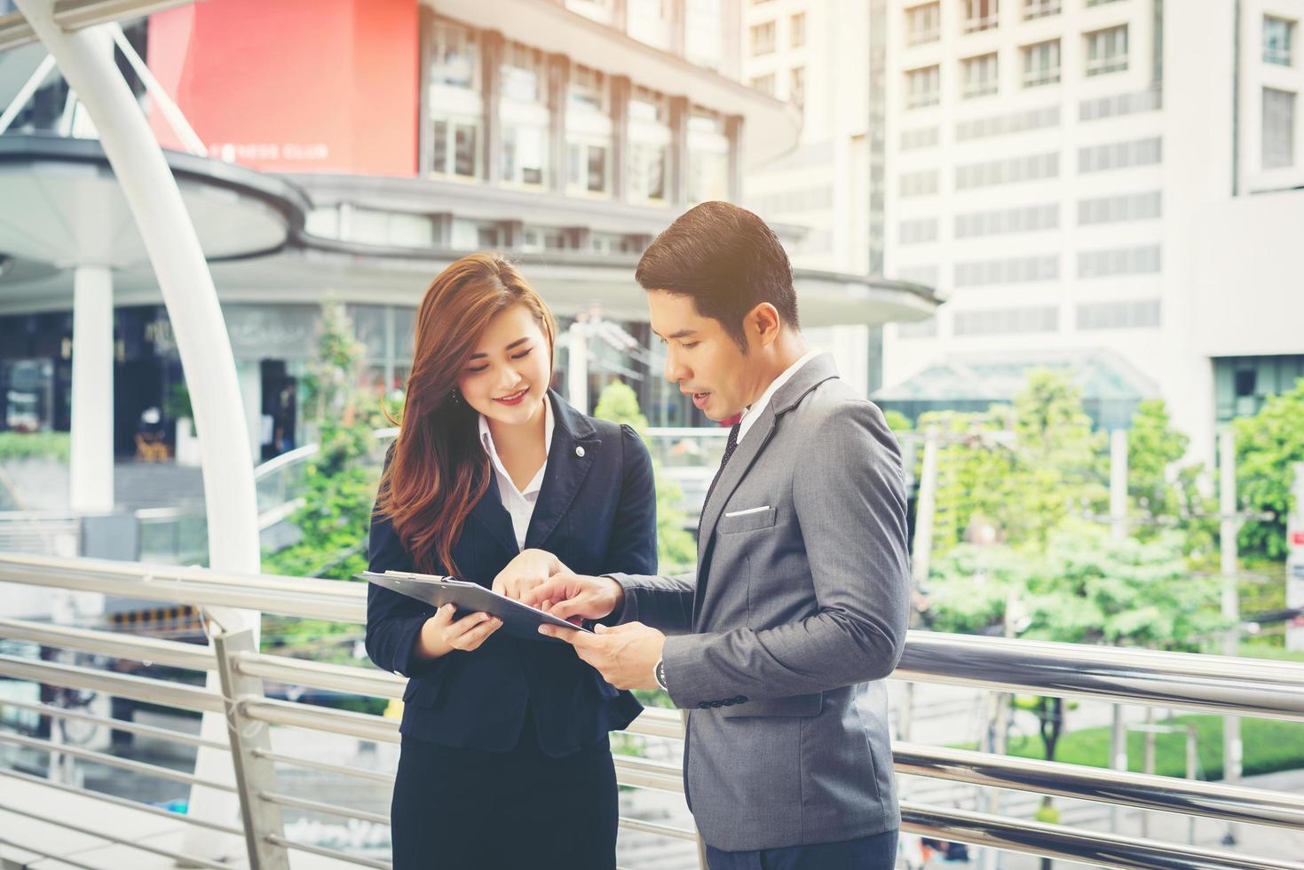 colegas de trabalho em frente ao escritório foto