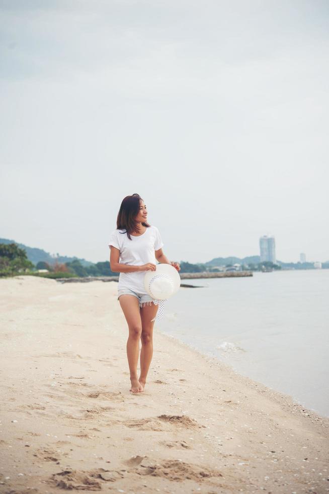 jovem mulher bonita na praia foto