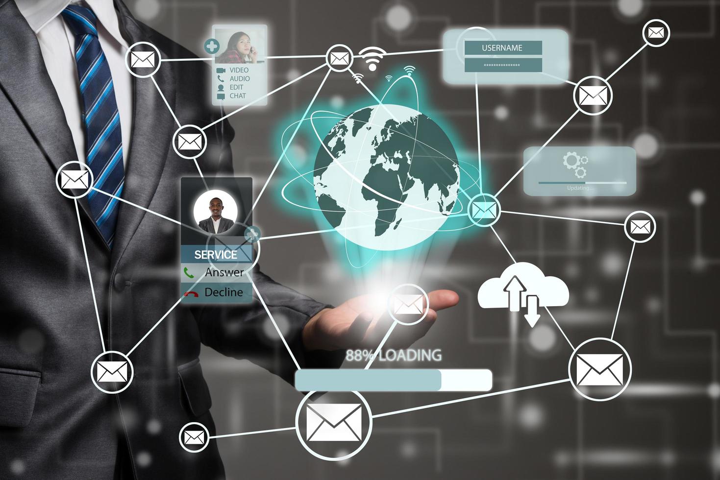 mão do empresário com diagrama de computação em nuvem foto