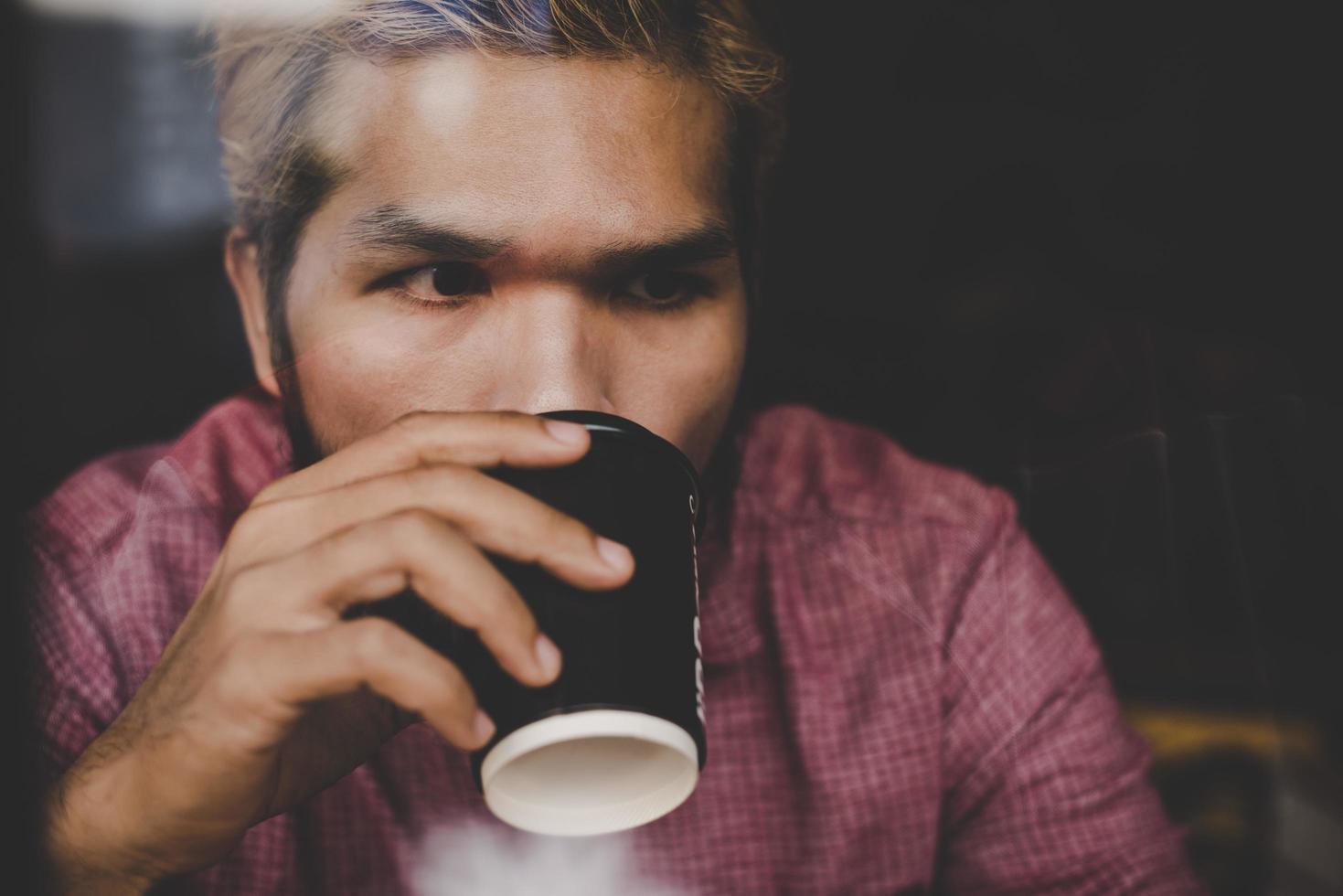 homem moderno segurando uma xícara de café foto