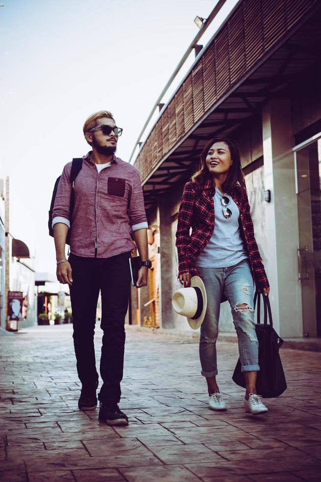 retrato de um casal moderno andando na rua foto