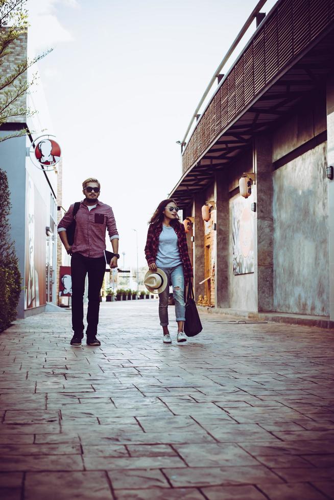 retrato de casal hippie andando na rua urbana. casal aproveita o tempo juntos. foto