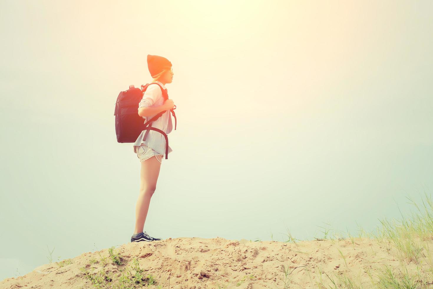 adolescente de óculos, carregando uma mochila para viajar foto