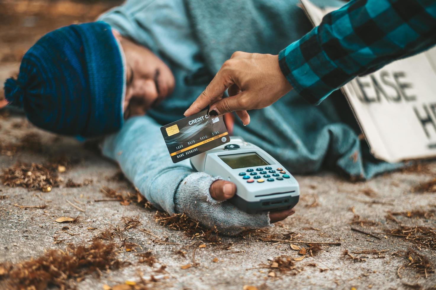 mendigo com máquina de cartão de crédito foto