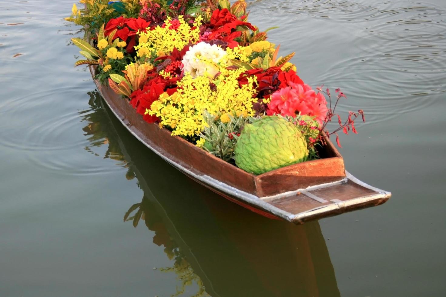 flores em um barco na água foto