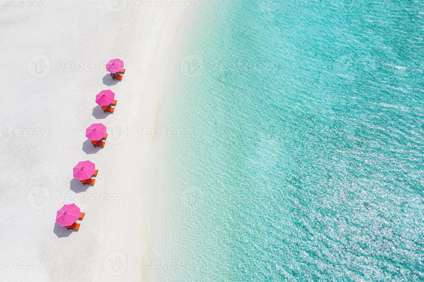 vista aérea da praia de areia branca, espreguiçadeiras guarda-sol perto da lagoa e água do mar turquesa. paisagem de verão sonhadora do resort ou praia do hotel, cenário exótico da visão do drone. férias de luxo foto