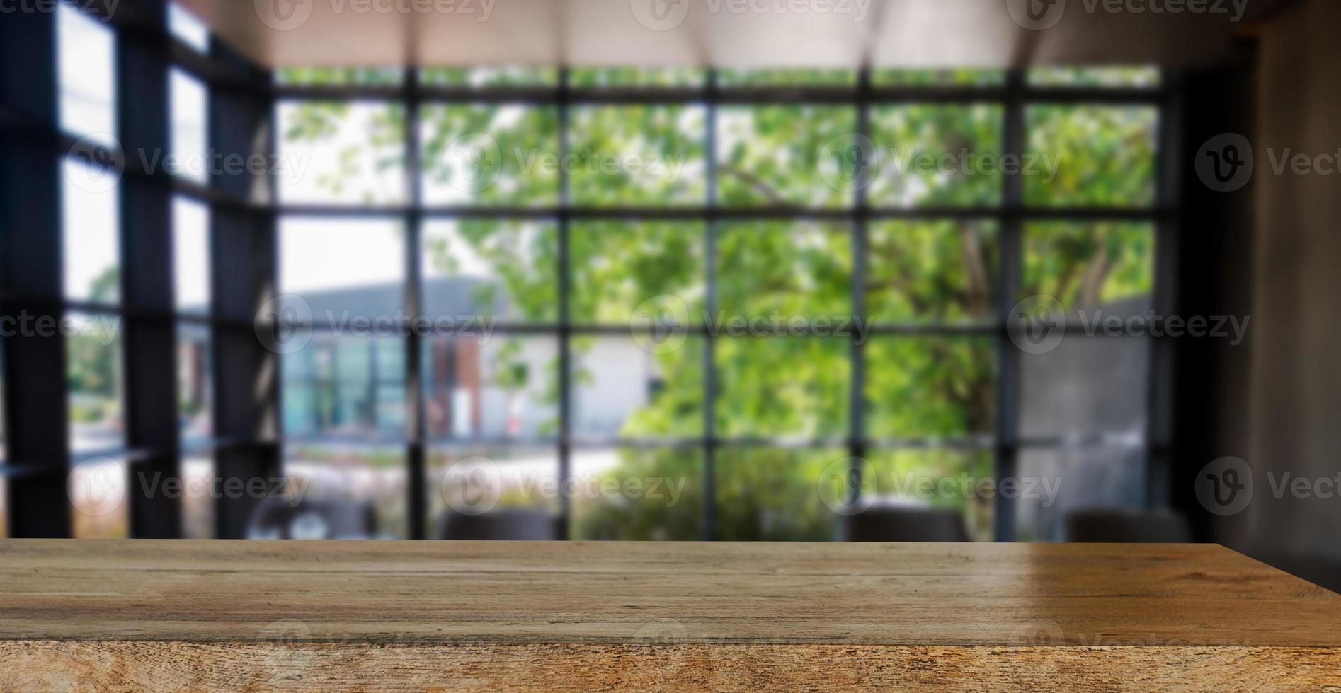 topo vazio das prateleiras de madeira na cafeteria, fundo de vista frontal da árvore. para exibição de produto desfocado imagem de fundo, para montagem de exibição de produto. foto