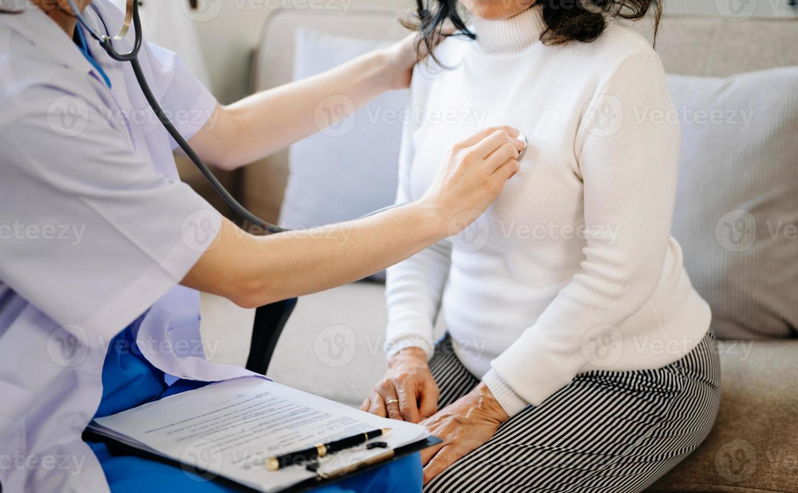 mãos femininas asiáticas tocando mão feminina velha ajudando mãos segurando garrafa com pílulas nas mãos, instruções de leitura cuidando do conceito de idoso foto