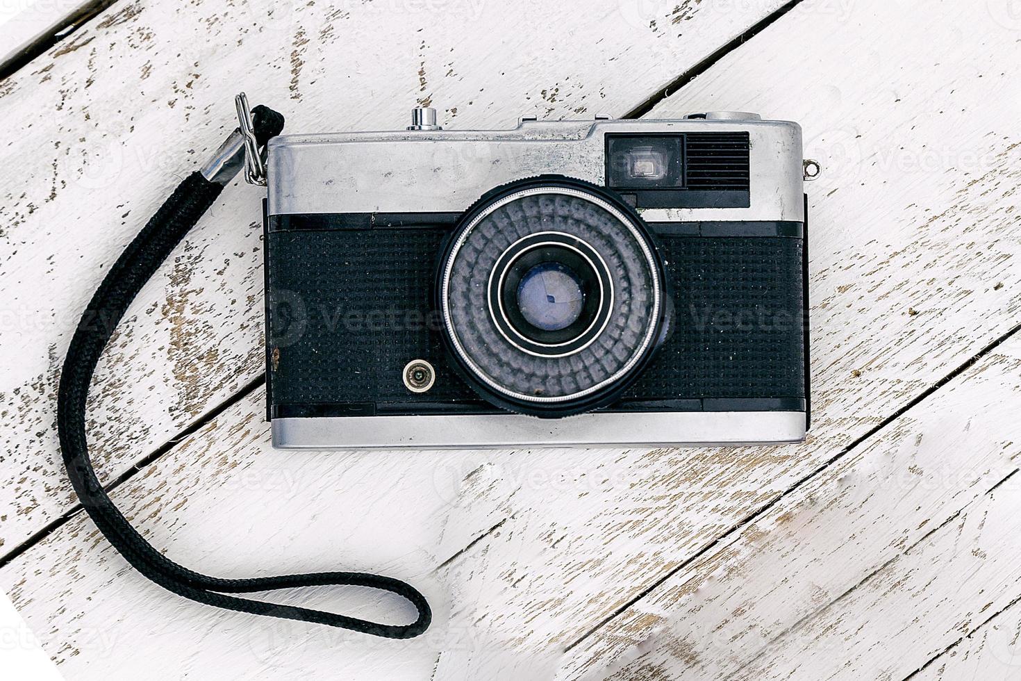 câmera vintage de passaporte e lápis sobre madeira foto