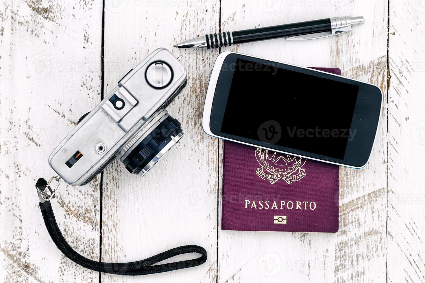 câmera vintage de passaporte e telefone inteligente foto