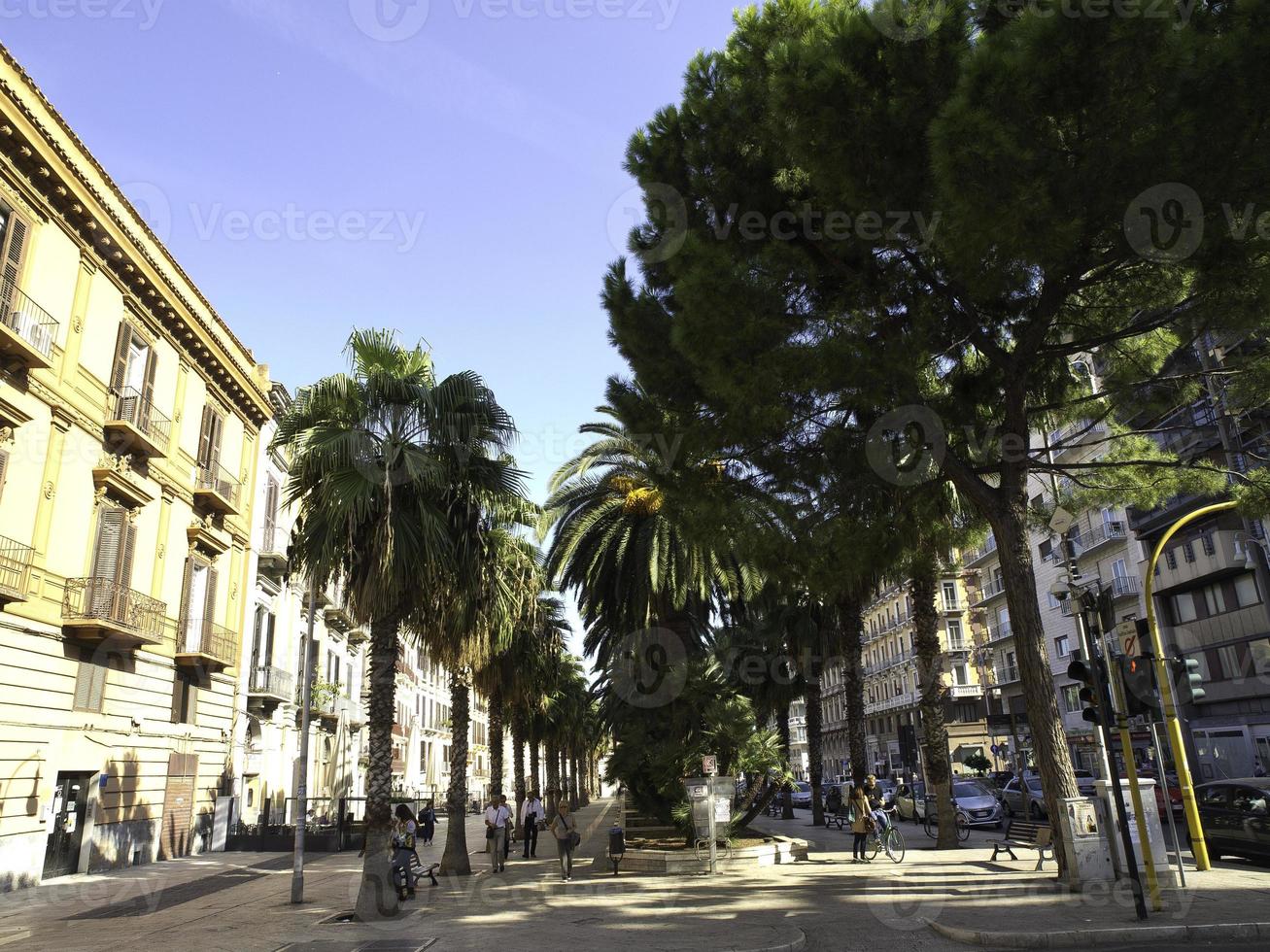 cidade de bari na italia foto