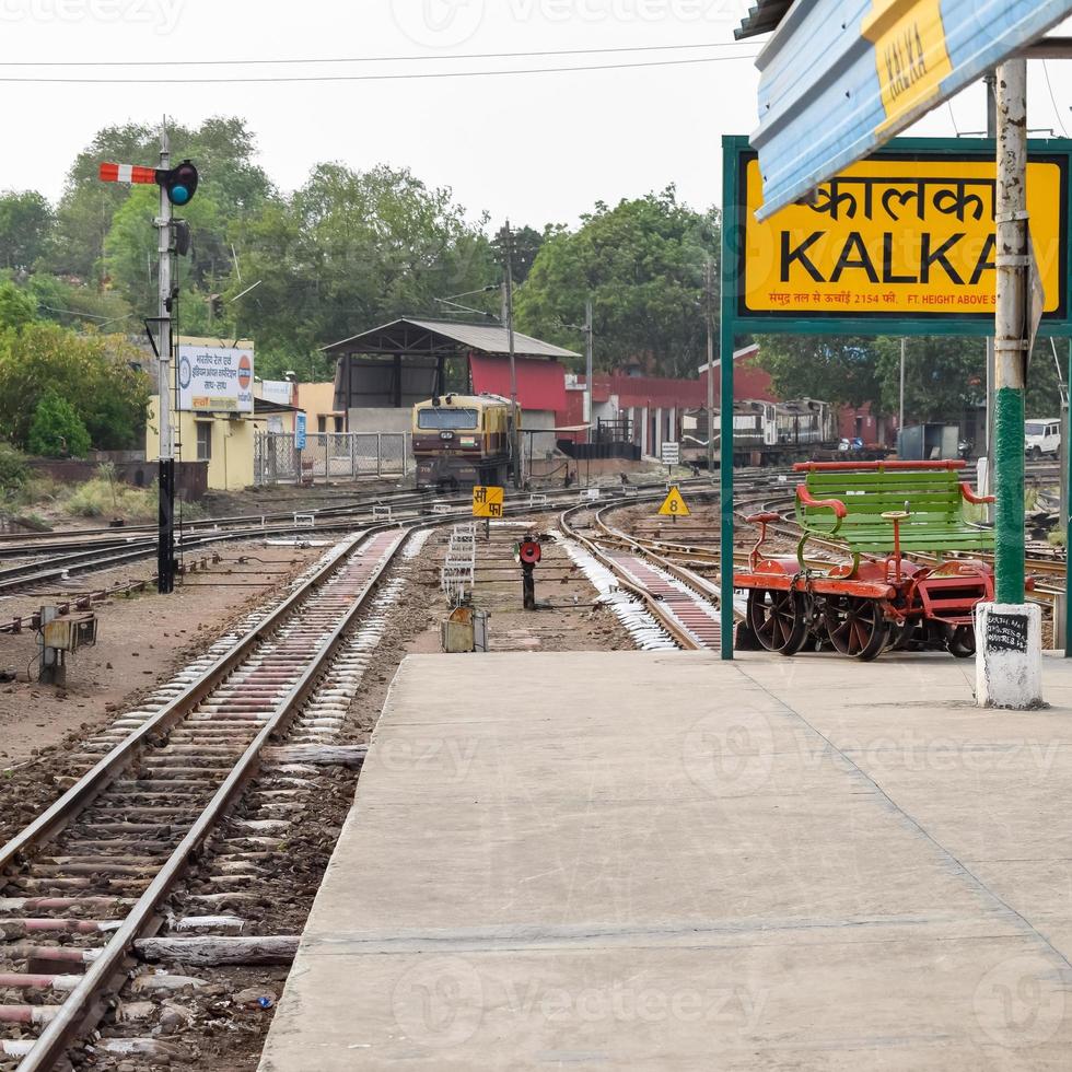 vista de trilhos de trem de brinquedo do meio durante o dia perto da estação ferroviária de kalka na índia, vista de trilho de trem de brinquedo, junção ferroviária indiana, indústria pesada foto