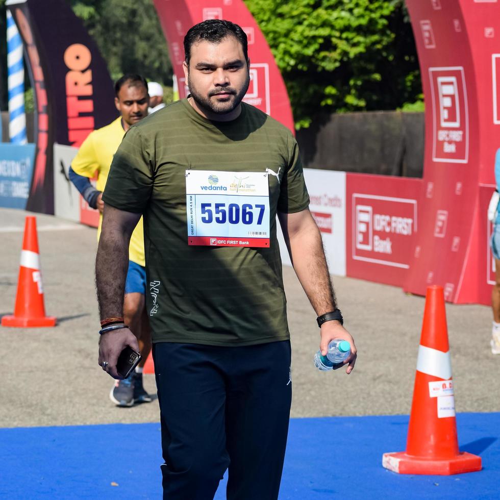 nova delhi, índia - 16 de outubro de 2022 - vedanta delhi meia maratona após covid em que os participantes da maratona prestes a cruzar a linha de chegada, meia maratona de delhi 2022 foto