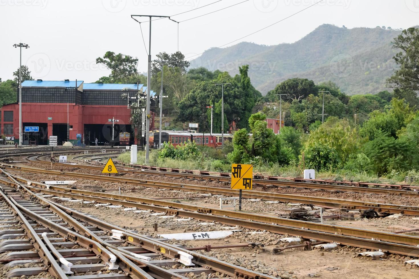 vista de trilhos de trem de brinquedo do meio durante o dia perto da estação ferroviária de kalka na índia, vista de trilho de trem de brinquedo, junção ferroviária indiana, indústria pesada foto