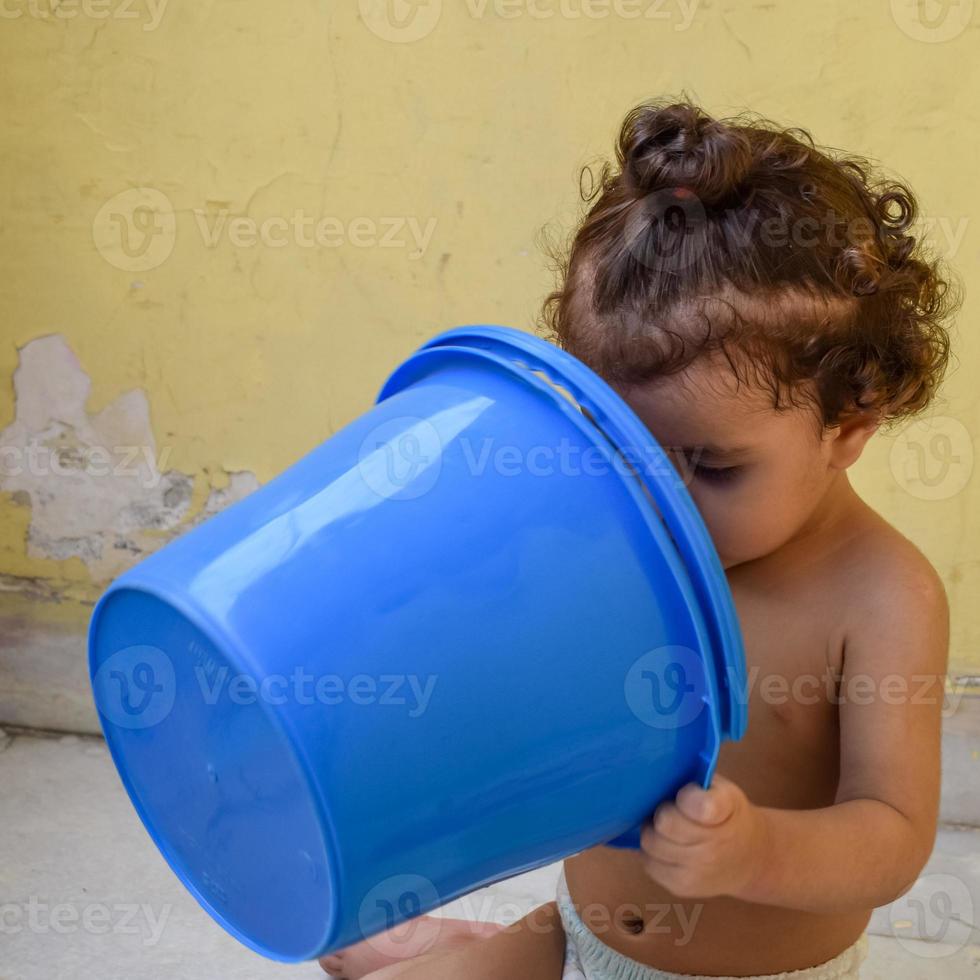 menino bonitinho shivaay sapra na varanda de casa durante o verão, sessão de fotos de menino doce durante a luz do dia, menino curtindo em casa durante sessão de fotos