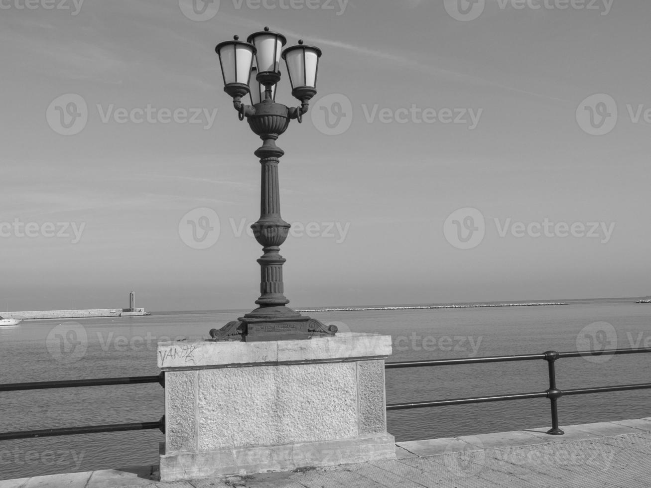 a cidade de bari na itália foto