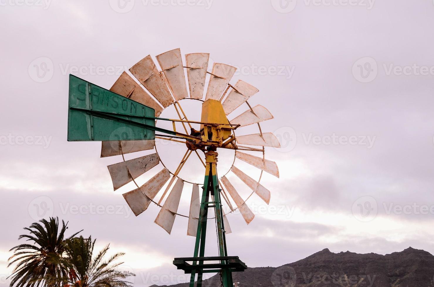 vista com moinho de vento tradicional foto