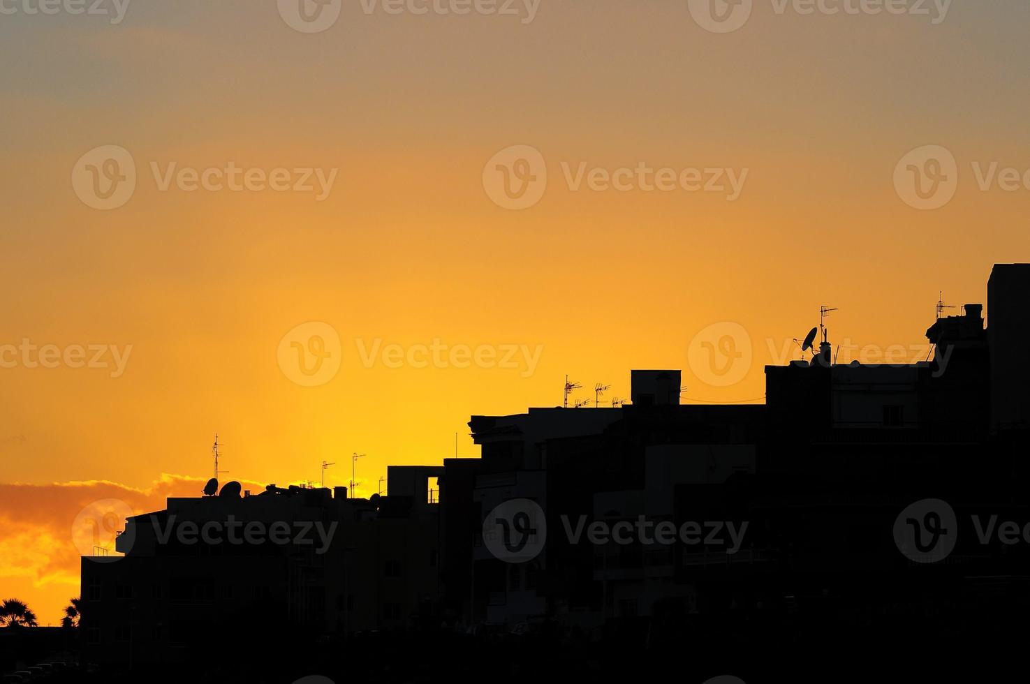 pôr do sol sobre a cidade foto