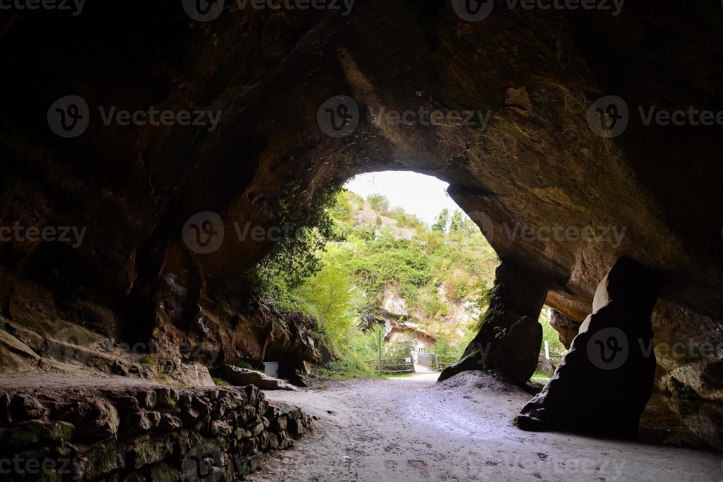 vista de uma caverna foto