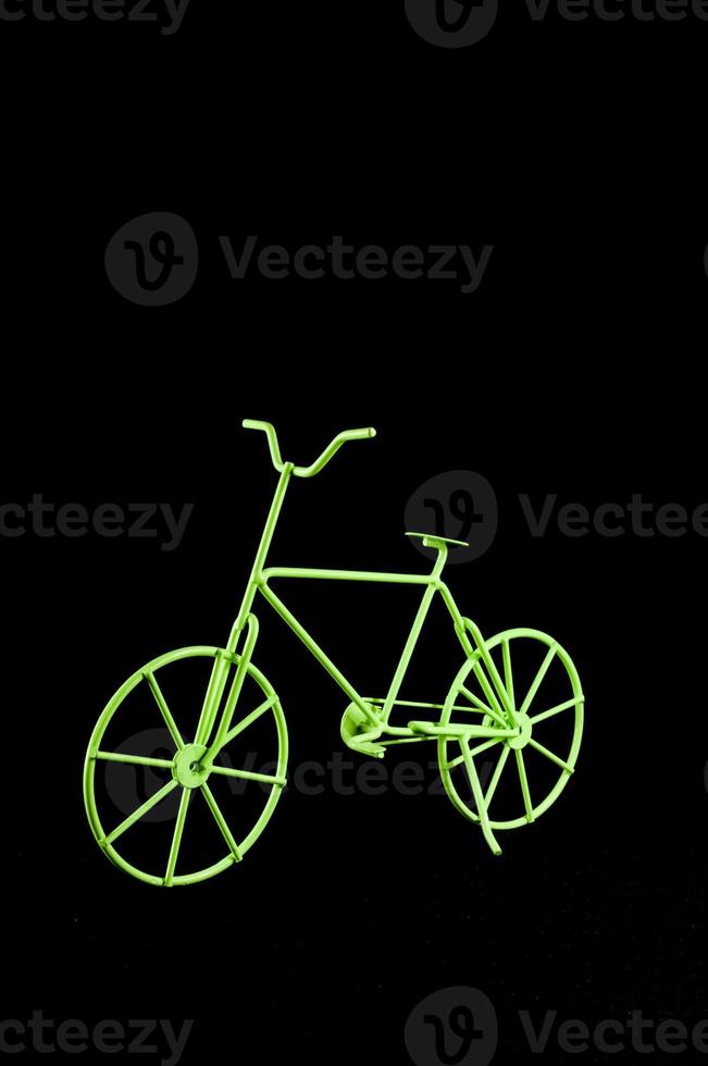 bicicleta de brinquedo verde foto