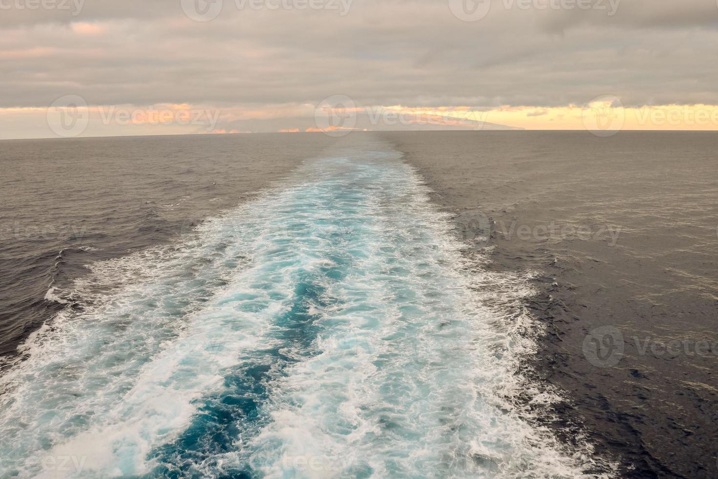 paisagem marítima de um navio em movimento foto
