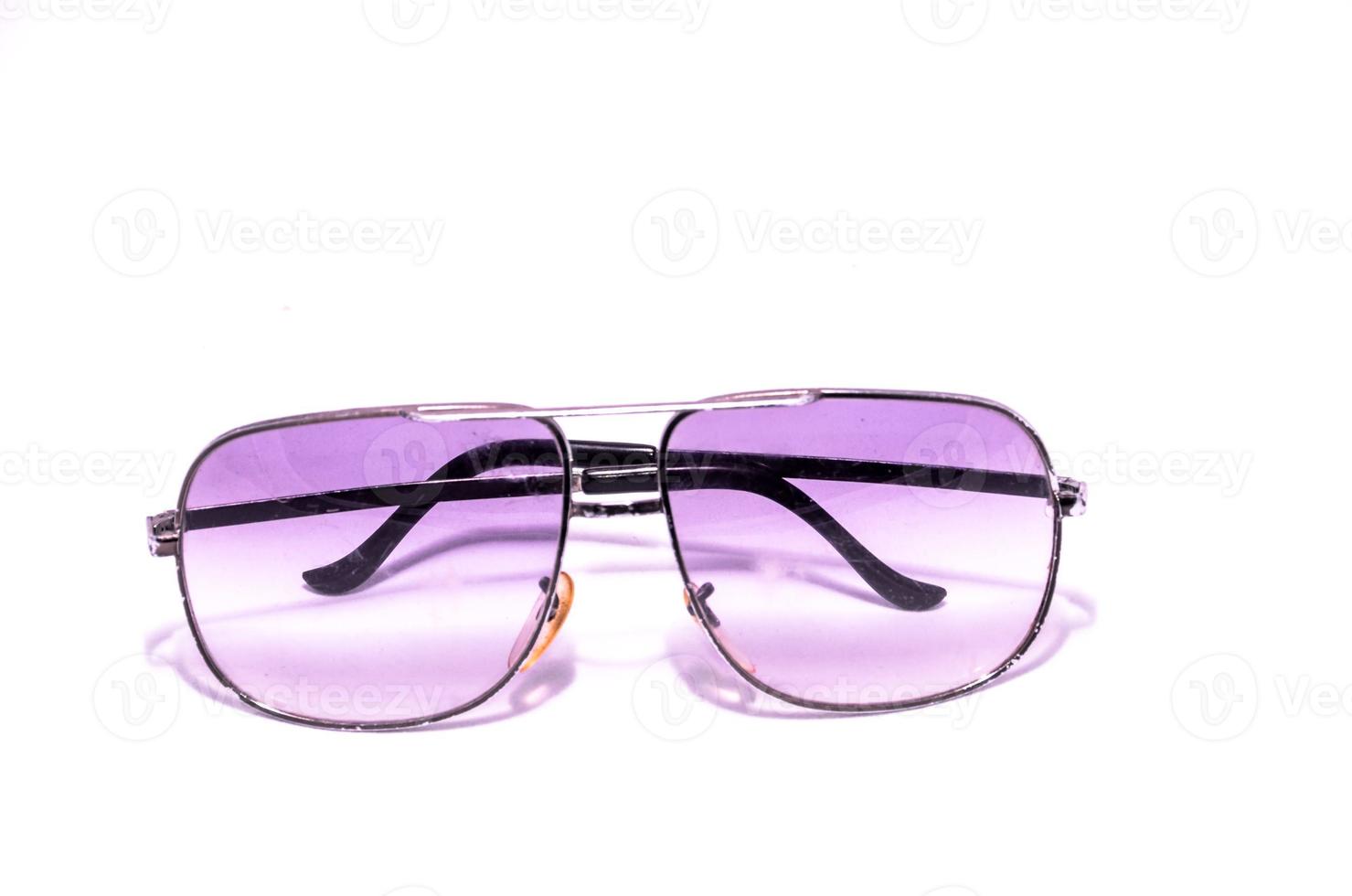óculos em fundo branco foto