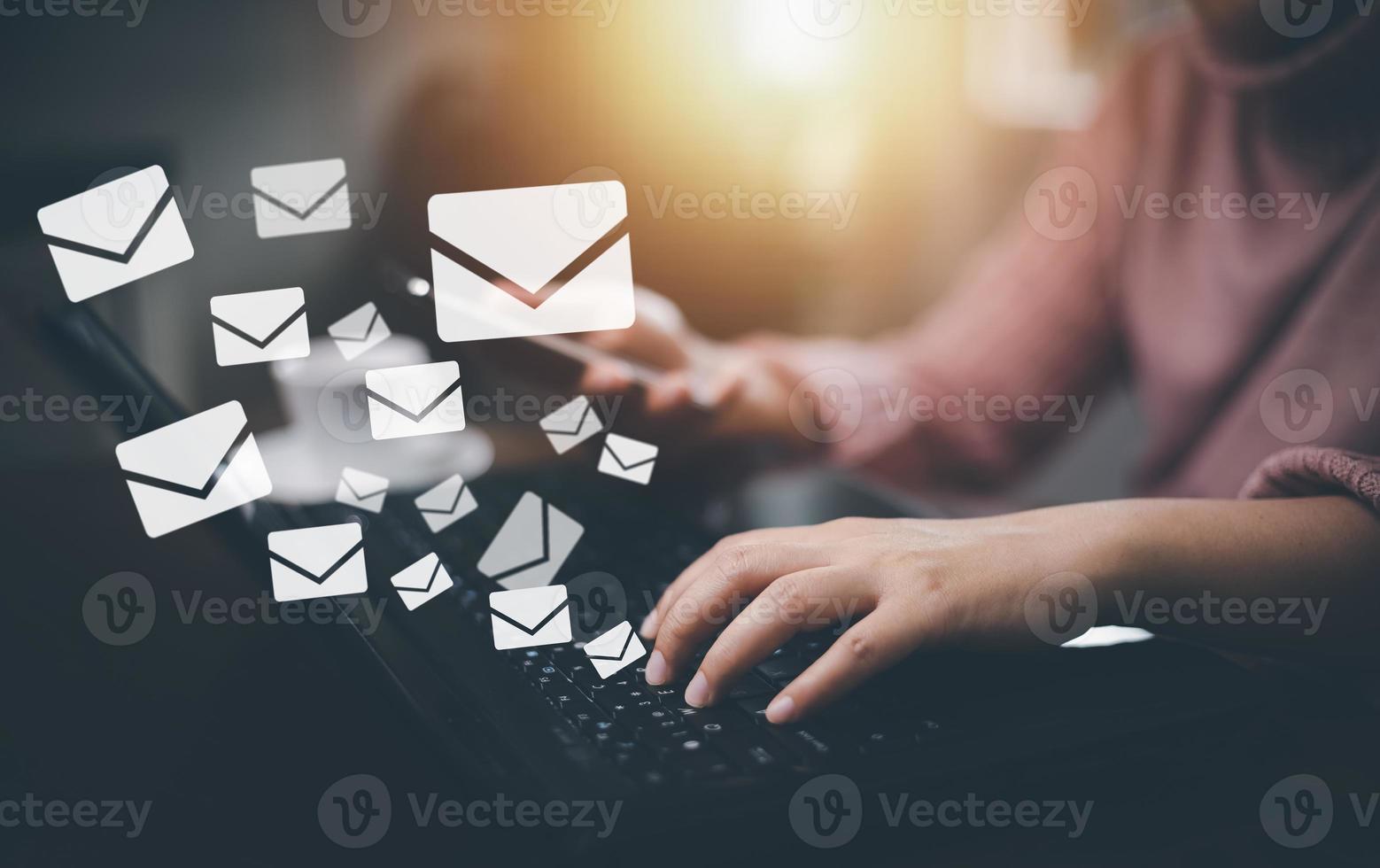 empresária segurando smartphone com ícones de comunicação, ícone de carta, ícones de e-mail e e-mail de boletim informativo e proteja suas informações pessoais ou e-mails de spam, contato do call center de atendimento ao cliente. foto