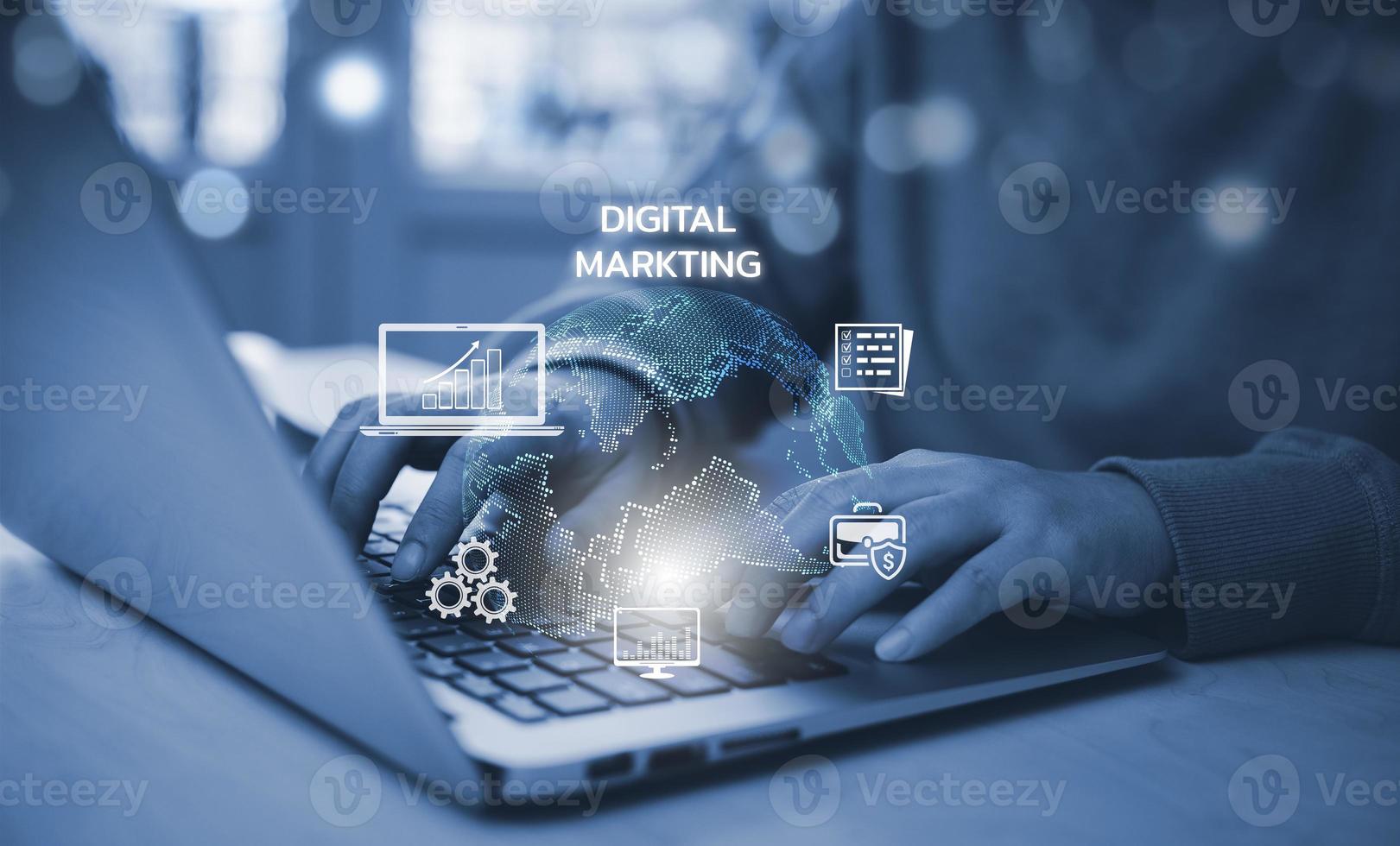 marketing digital com rede global, mão de homem mostra o ícone de sinal de marketing digital publicidade na internet e aumento de vendas tecnologia de negócios, ícone de conexão de rede do cliente na tela virtual foto