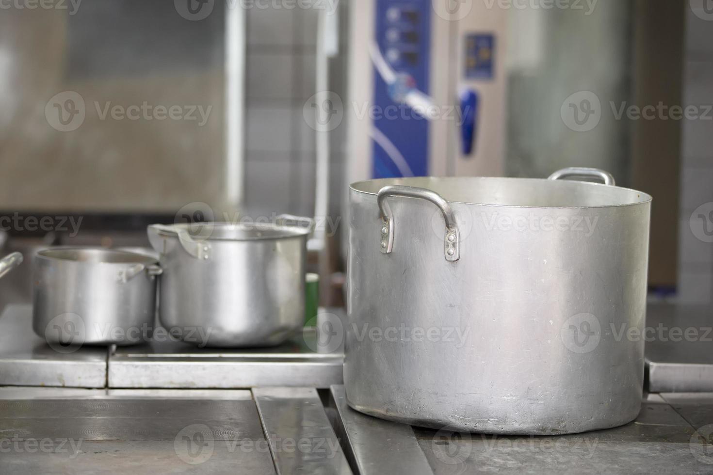 grandes panelas de metal em uma cozinha industrial. foto