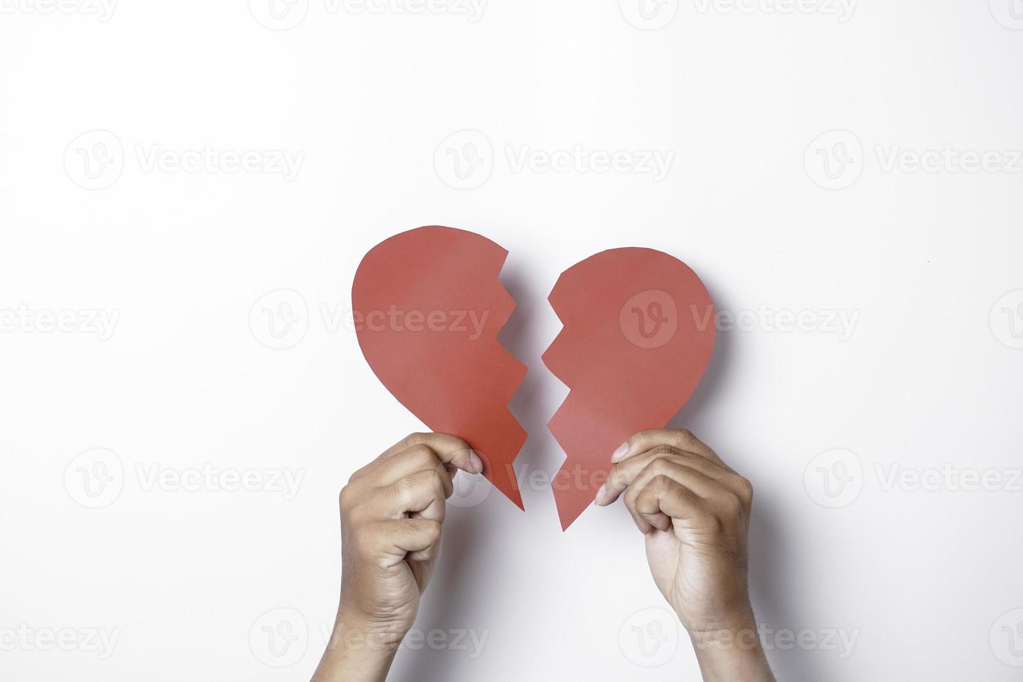 close-up do coração partido de papel isolado no fundo branco foto