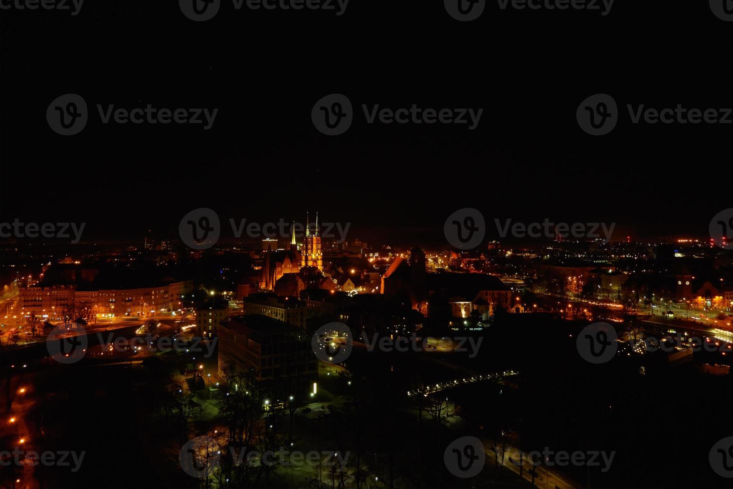 paisagem urbana do panorama noturno de Wroclaw na Polônia, vista aérea foto