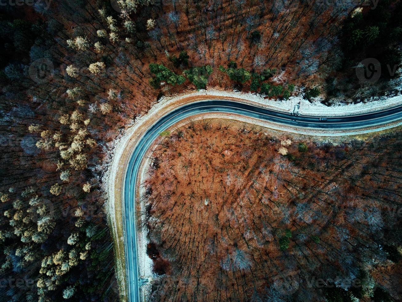 paisagem com estrada sinuosa através da floresta, vista aérea foto