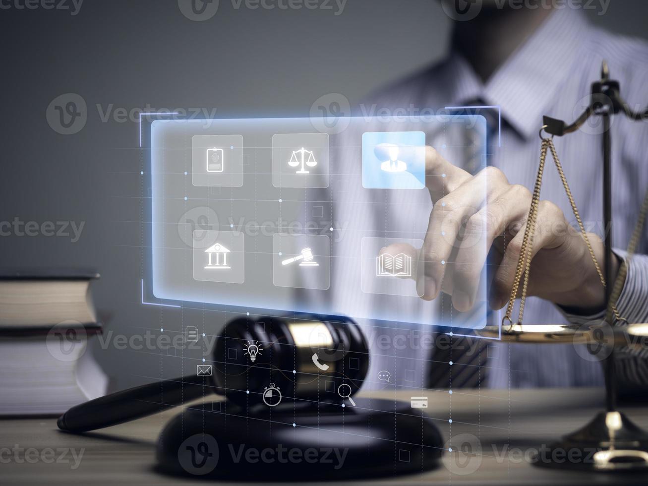 advogados de justiça com martelo de juiz, empresário de terno ou advogado contratando advogados no sistema digital. direito legal, acusação, consultor jurídico, ação judicial, detetive, investigação, consultor jurídico foto