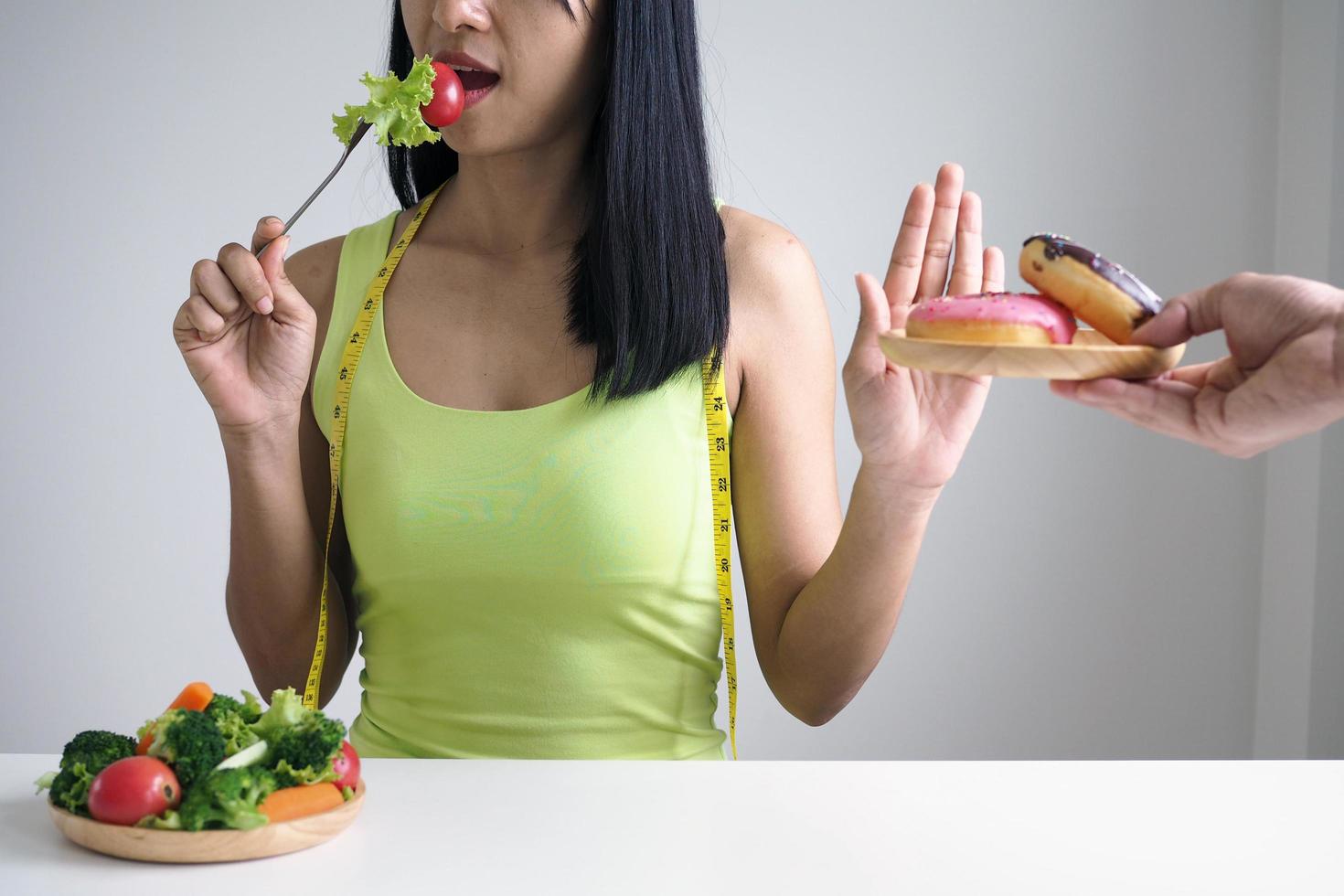 as mulheres empurram pratos que são considerados uma mistura de gordura trans. perder peso não comer farinha foto