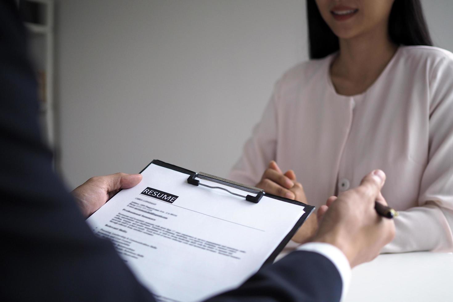 executivos estão entrevistando candidatos. concentrando-se em dicas de redação de currículo, qualificações de candidatos, habilidades de entrevista e preparação pré-entrevista. Considerações para novos funcionários foto