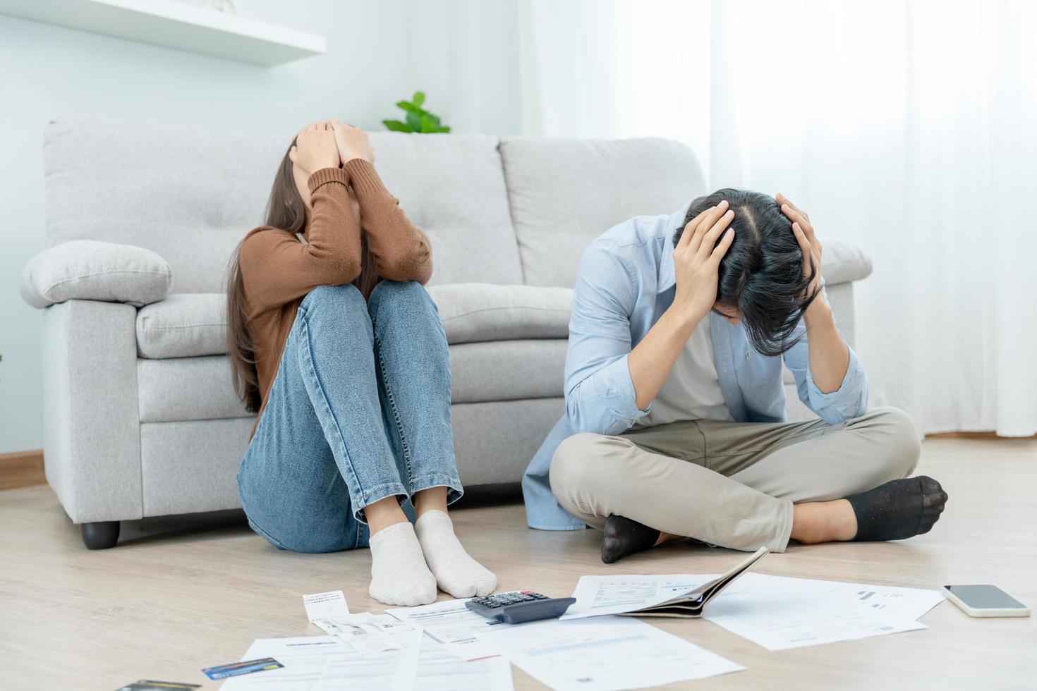 homem asiático estressado e com dor de cabeça com grandes contas ou faturas sem dinheiro para pagar despesas e dívidas de cartão de crédito. escassez, problemas financeiros, hipoteca, empréstimo, falência, falido, pobre, carteira vazia foto