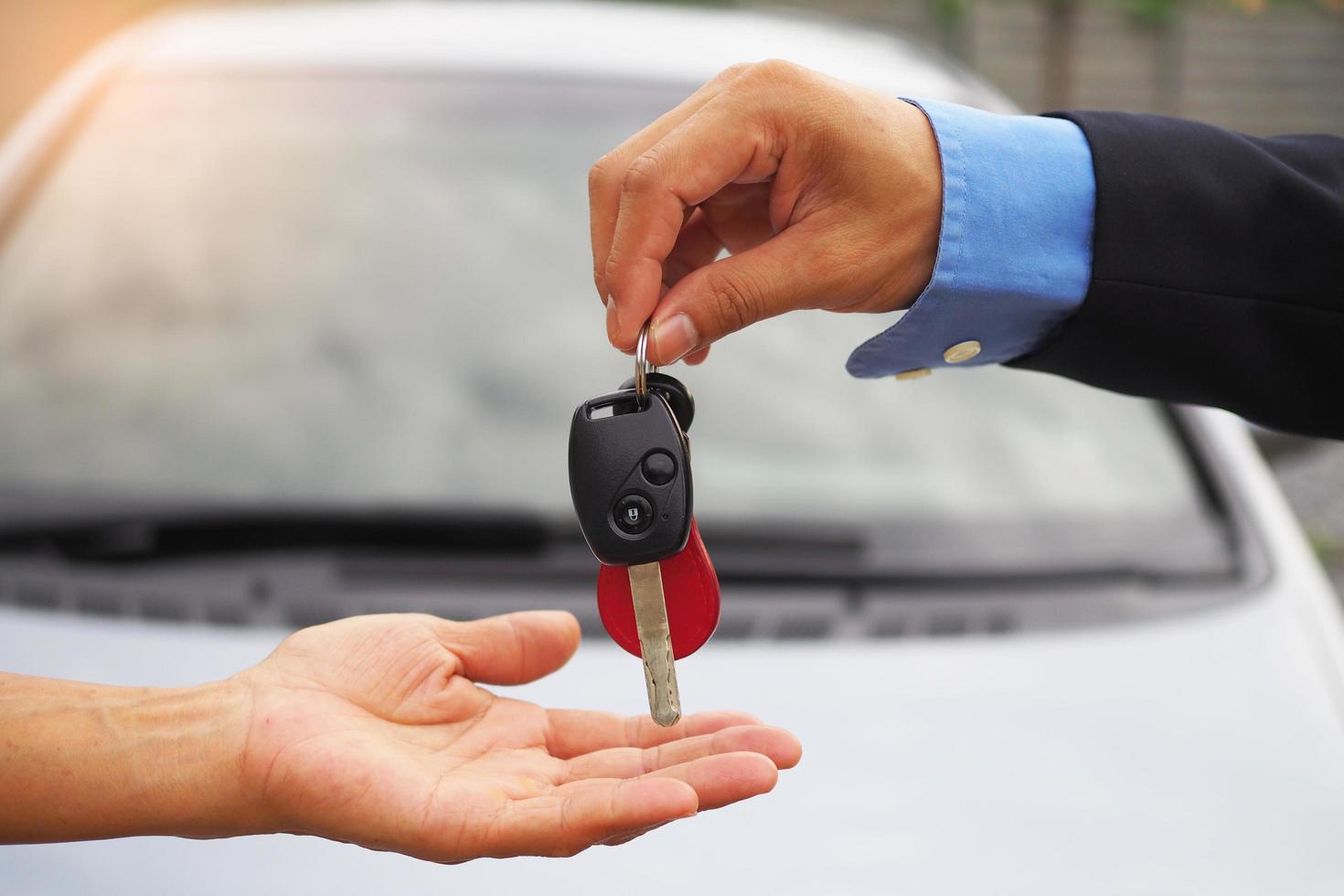 o vendedor de carros e a chave para o novo dono. foto