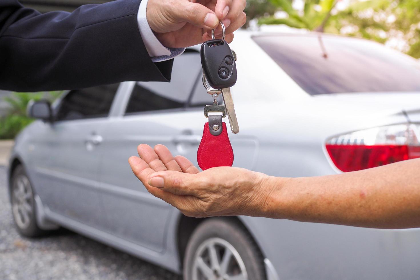 agência enviou as chaves do carro aos inquilinos para fins de viagem. comprar e vender seguro auto foto