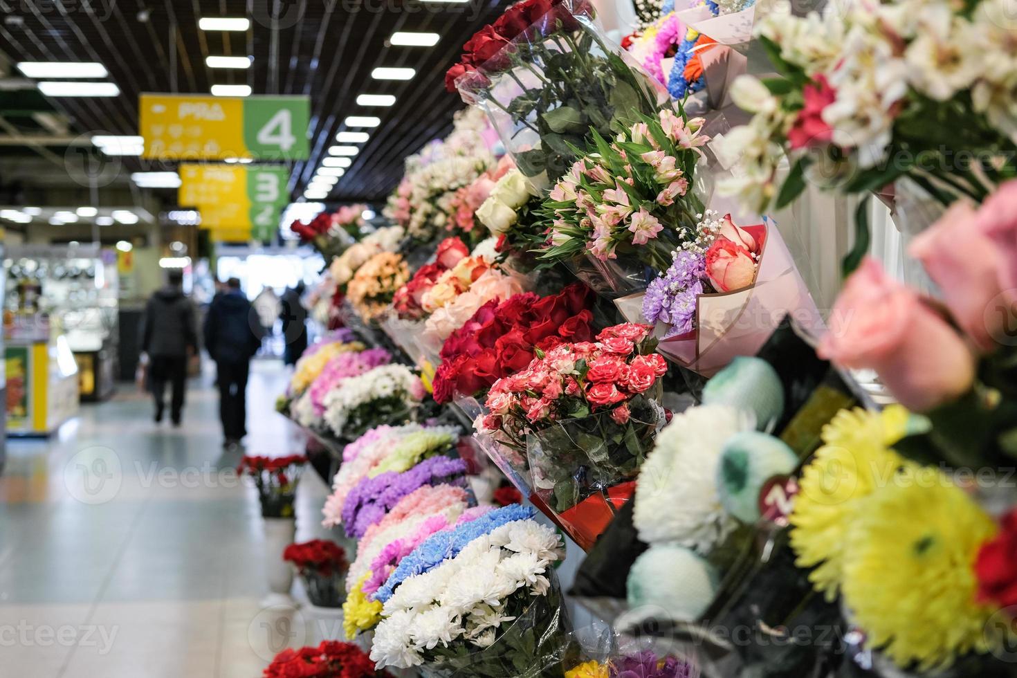 várias flores multicoloridas à venda no mercado de flores foto