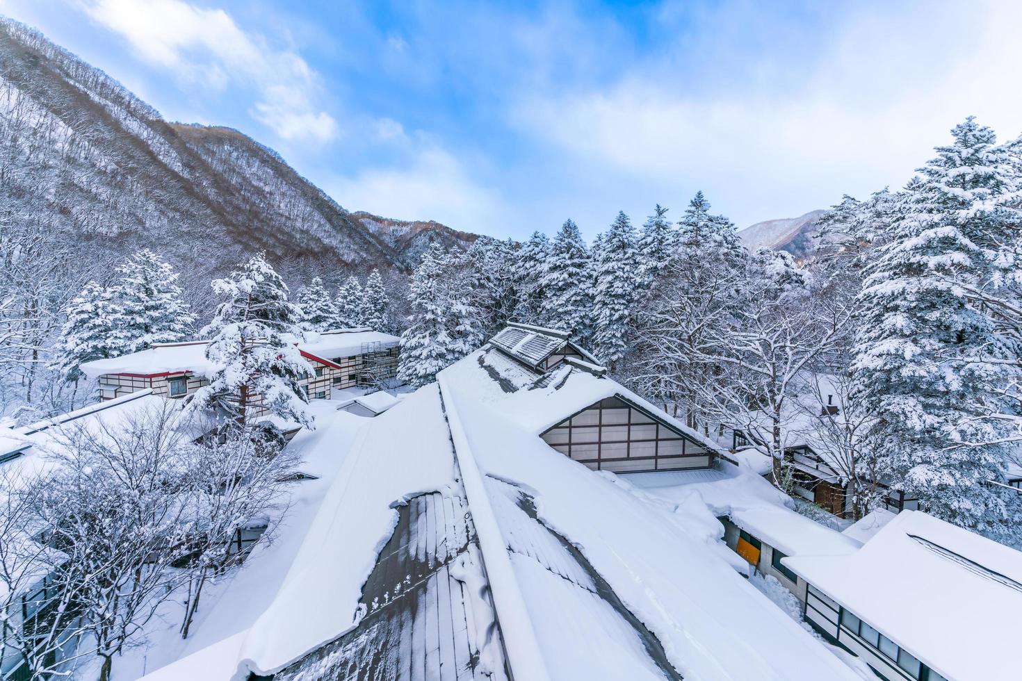 neve pesada na vila de heike no sato na prefeitura de tochigi, nikko city, japão foto