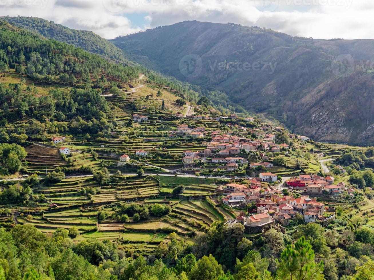 aldeia sistelo em arcos de valdevez, portugal. turismo rural e relaxamento com a natureza. muitas vezes considerada uma das mais belas aldeias de portugal e tem o apelido de pequeno tibete português. foto